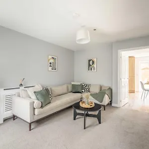 https://windsor-10-mins-3-double-bedroom-2-bathroom-house-with-parking.brighton-hotels-england.com